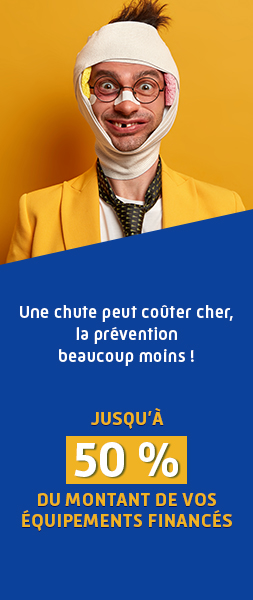 Bannière publicitaire sur la prévention des chutes. En haut, un homme avec un bandage imposant autour de la tête, des lunettes cassées et un pansement sur le nez sourit de manière comique. En bas, sur un fond bleu, le texte indique : 'Une chute peut coûter cher, la prévention beaucoup moins ! Jusqu'à 50% du montant de vos équipements financés'."
